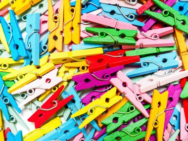 Renkli ahşap clothespins arka plan