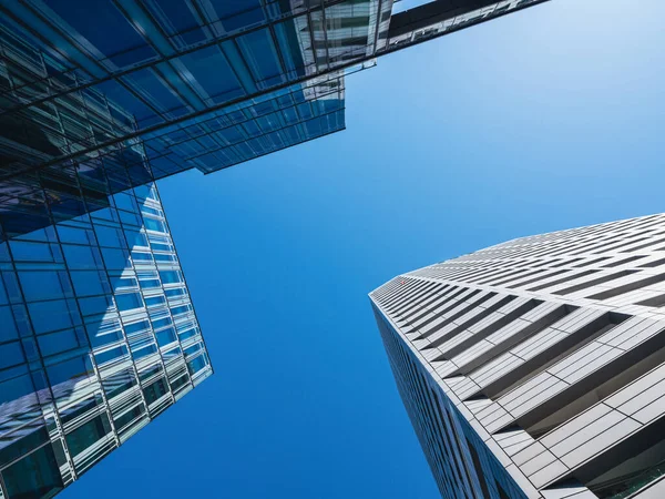 Bottom Ansicht Moderner Wolkenkratzer Über Blauem Himmel Hintergrund — Stockfoto