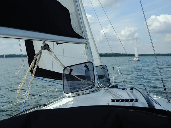 Vista Convés Iate Para Proa Velas Abrir Escotilhas Barco Vela — Fotografia de Stock