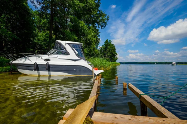 Moored Motorboot Old Wooden Pier Lakeshore Sunny Summer Day — Stockfoto