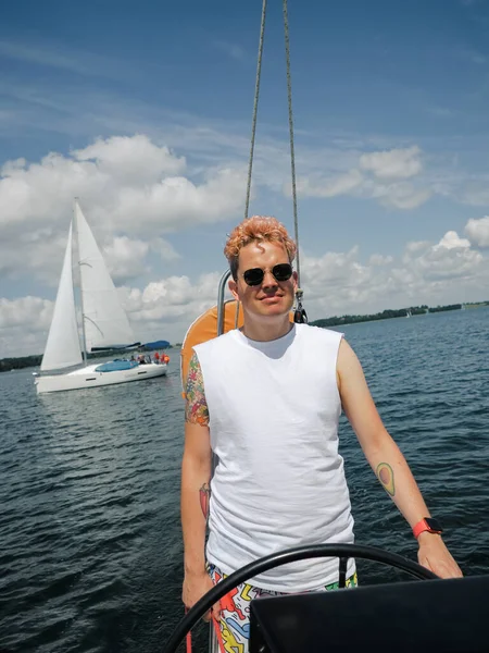 快乐纹身的成年人在阳光明媚的夏日驾驶游艇 在湖面驾驶帆船 — 图库照片