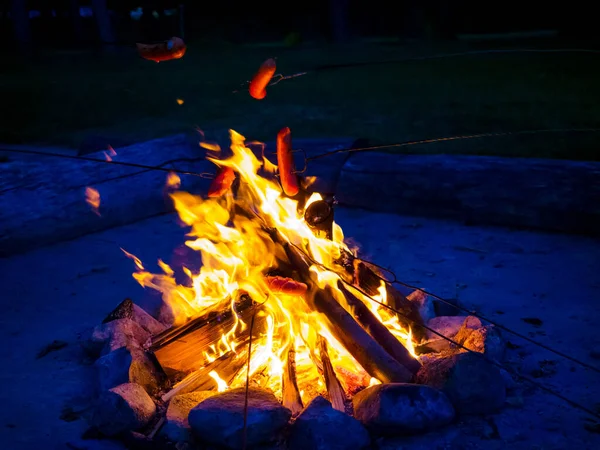 Würstchen Lagerfeuer Der Nacht — Stockfoto