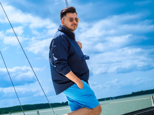 Jovem Homem Cabelo Preto Usar Óculos Sol Pano Náutico Barco — Fotografia de Stock