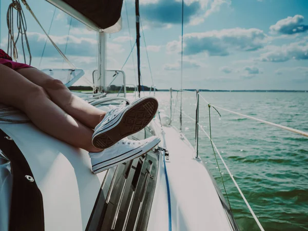 View Legs Relaxed Young Woman Sunbathing Sailing Yacht Sailing — Stock Photo, Image