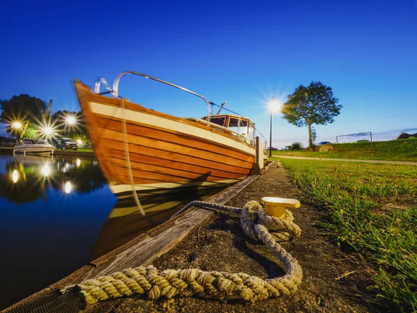 Wijds Uitzicht Metalen Bolder Haak Een Kade Waar Afgemeerd Houten — Stockfoto