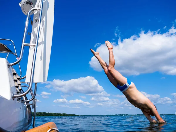 Jovem Saltando Barco Vela Popa Água Vista Água — Fotografia de Stock