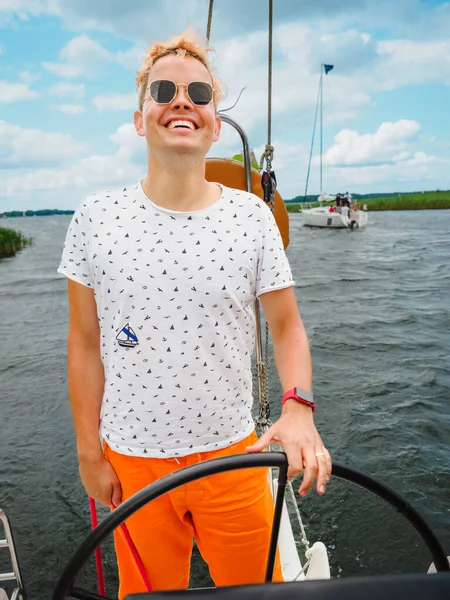 Bonito Sorrindo Cabelo Loiro Jovem Volante Veleiro Veleiro Através Canal — Fotografia de Stock