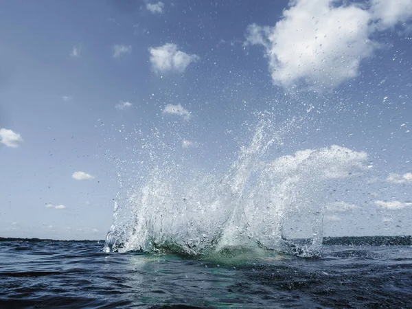 Water Splashes Blue Sky Sunny Day — Fotografia de Stock