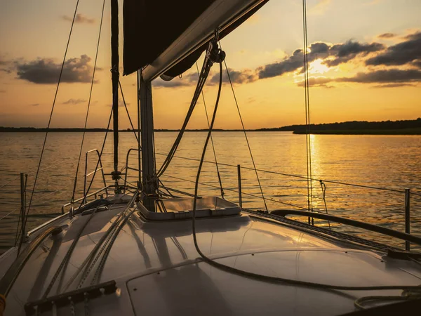 Günbatımı ışığında yelken açan yat, gölde yelken açan.