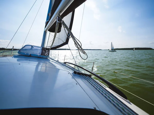 Güneşli bir günde yelkenli bir teknede yelken açılır ve açılır.