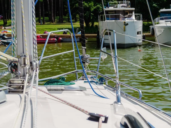 Vue Proue Voilier Blanc Sur Une Jetée Avec Des Yachts — Photo