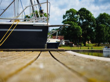 Yelkenlinin manzarası ahşap iskelede demirli, yelkenlinin gövdesine yakın görüş ve pruva