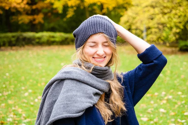 Pretty Smiling Woman Wearing Knitting Hat Scarf Laughing Outdoor City — 图库照片