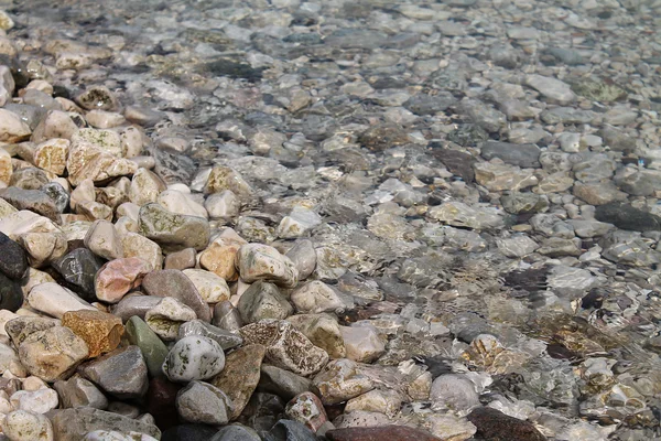 Kieselsteine im klaren Wasser — Stockfoto