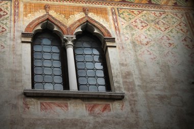 Venedik tarzı eski bir pencerede