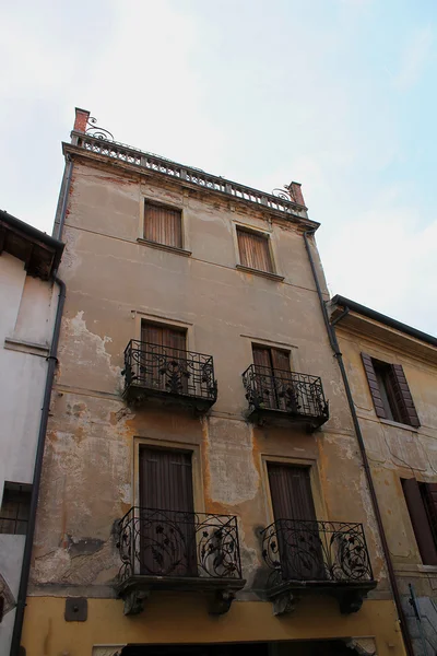Antigua casa en la calle Treviso en Italia — Foto de Stock