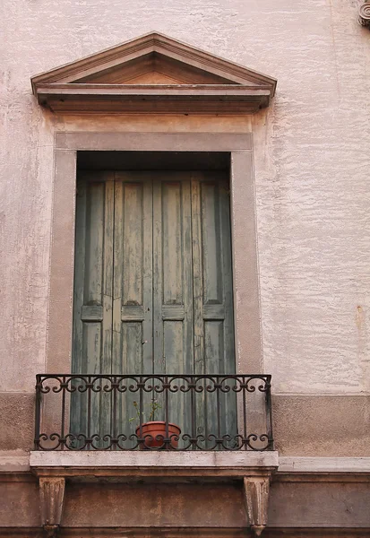 Puerta del balcón viejo Puerta del balcón viejo — Foto de Stock