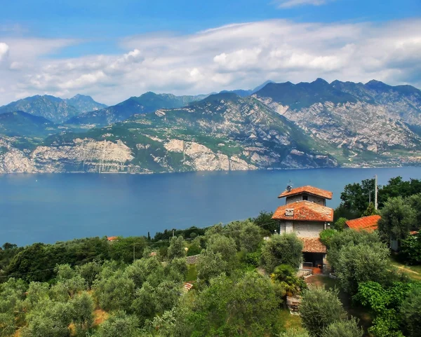 Casa en el lago de montaña Garda en Italia — Foto de Stock