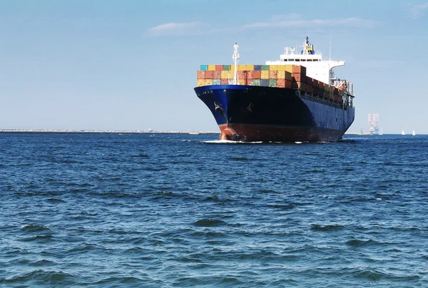 Navio de carga está no porto — Fotografia de Stock