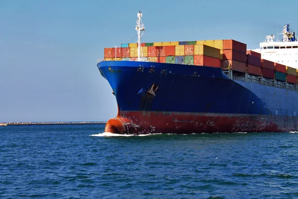 Вантажний корабель у порту Ліцензійні Стокові Фото