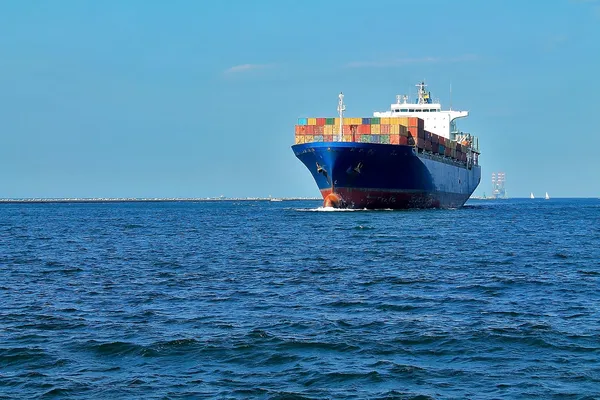 Vrachtschip is in de haven Rechtenvrije Stockfoto's