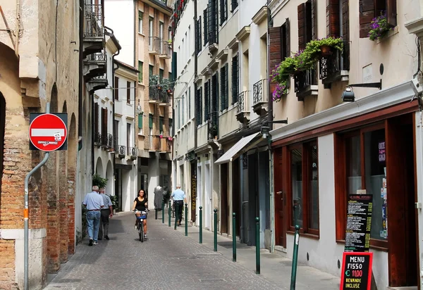 Старая улица в Тревизо Италия — стоковое фото
