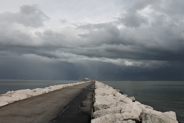 Pier in de zee — Stockfoto