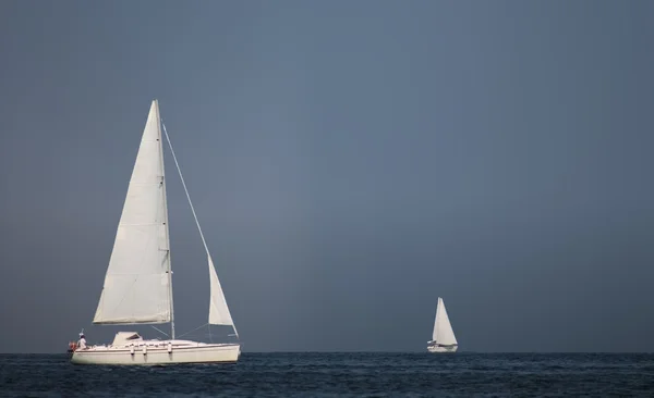 Yacht sous voiles blanches — Photo