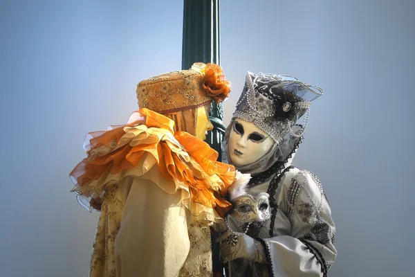 Coppia in costume di carnevale a Venezia — Foto Stock