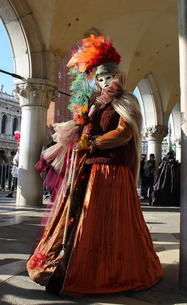 Donna in costume da carnevale tradizionale, nel famoso Carnevale di Venezia — Foto Stock