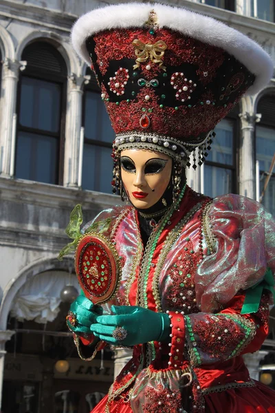 Mujer en traje de carnaval tradicional, en el famoso Carnaval de Venecia — Foto de Stock
