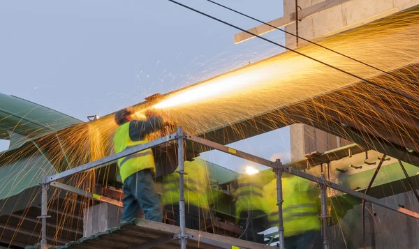 Сталеві робітники готуються до перенесення сталевого мосту Стокове Фото
