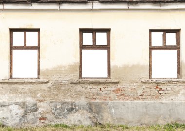 eski tuğla duvar beyaz pencereli evi