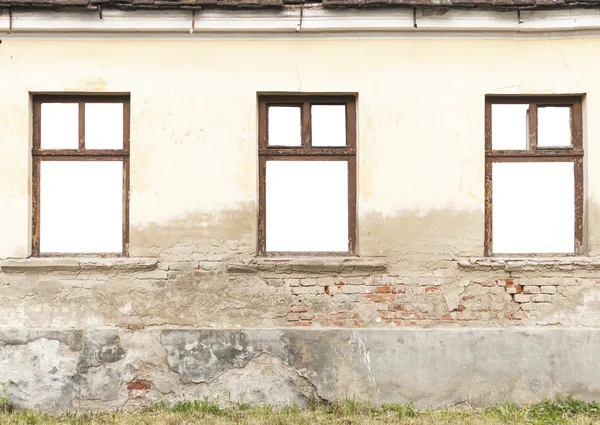 Vieux mur de maison en brique avec fenêtres blanches Images De Stock Libres De Droits