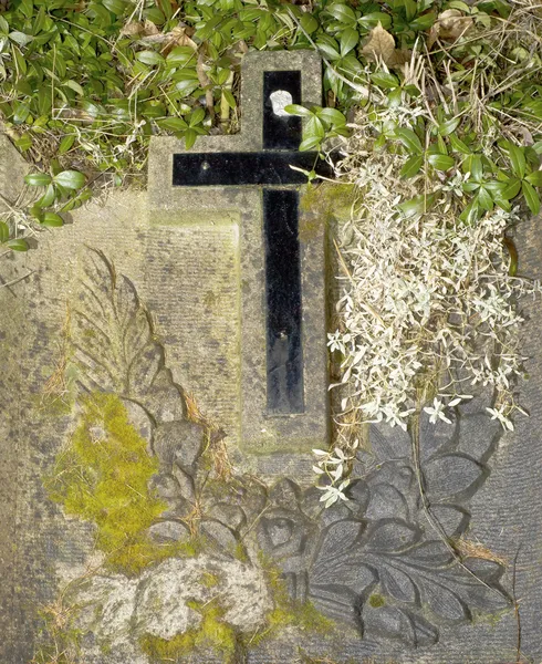 Vieille croix dans un cimetière — Photo