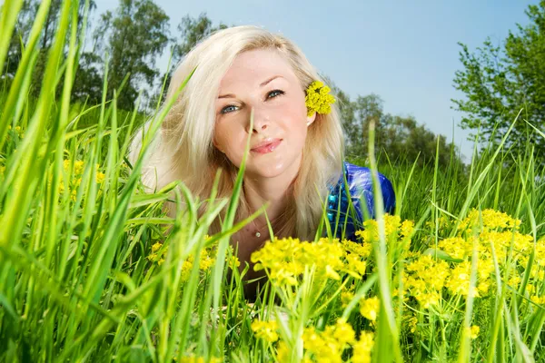 Krásná mladá žena šťastná — Stock fotografie