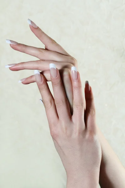 Hermosas manos femeninas.Concepto de manicura —  Fotos de Stock