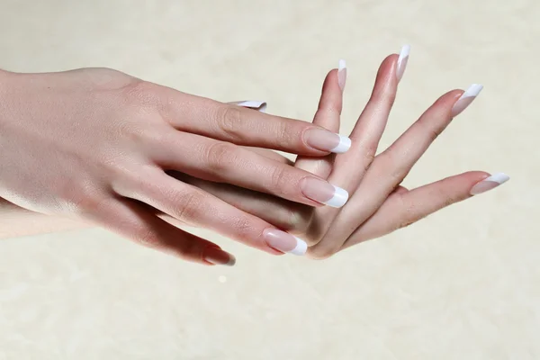 Vackra kvinnliga hands.manicure koncept — Stockfoto