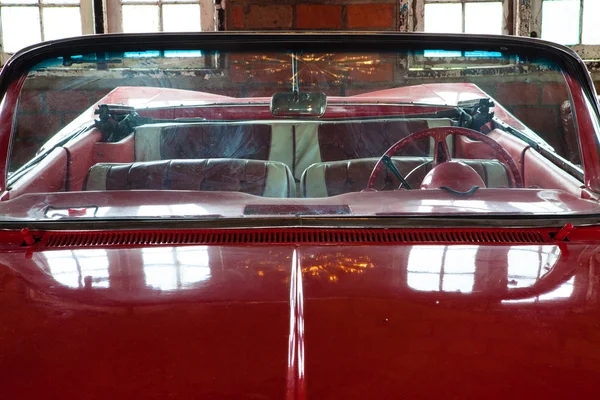 Klasik kırmızı klasik araba. — Stok fotoğraf