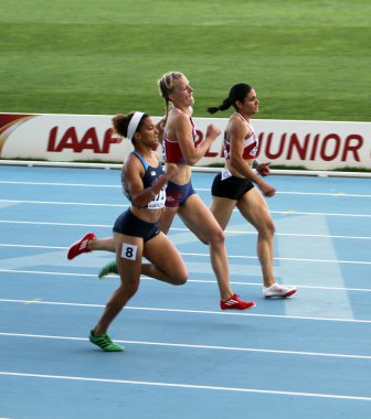 400 metre yarışında sporcular