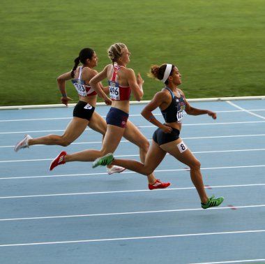 400 metre yarışında sporcular