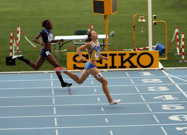 Atletas no final de 400 metros de corrida — Fotografia de Stock