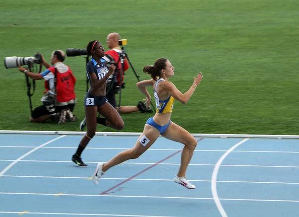 Sportovci v závodě 400 metrů — Stock fotografie