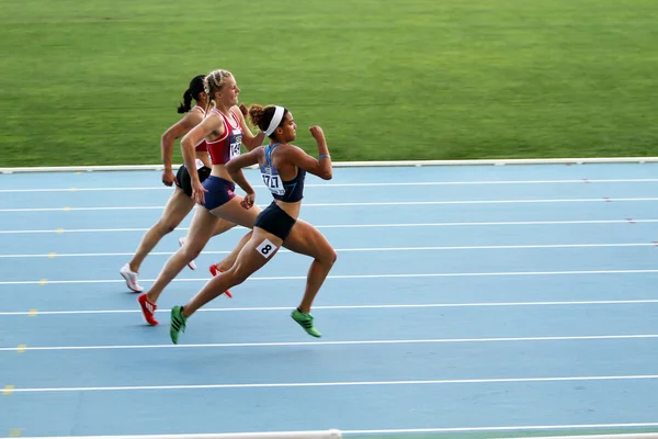 Atletas na corrida de 400 metros — Fotografia de Stock