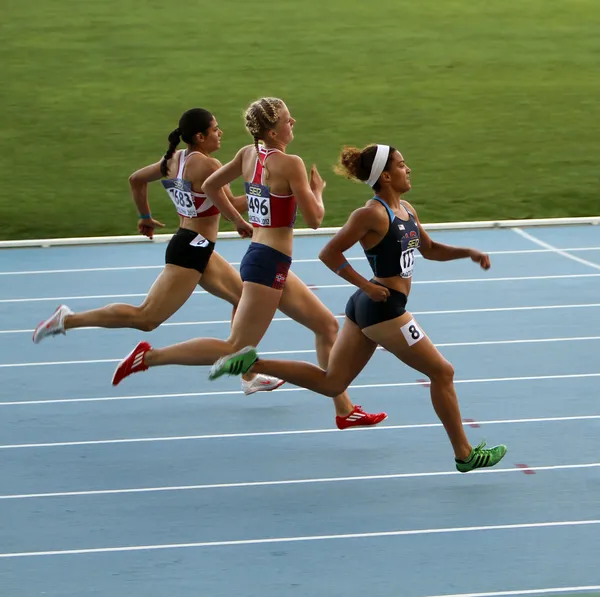 Atletas na corrida de 400 metros — Fotografia de Stock