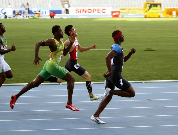 Atletas en la meta de 400 metros carrera de vallas — Foto de Stock