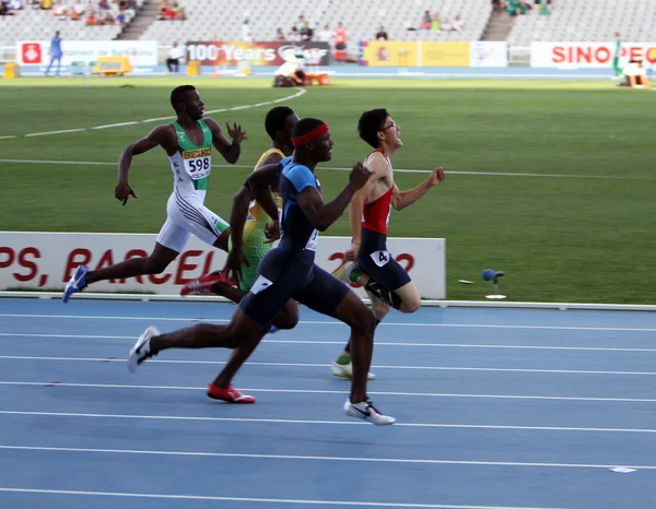 Athleten im Ziel des 400-Meter-Hürdenlaufs — Stockfoto