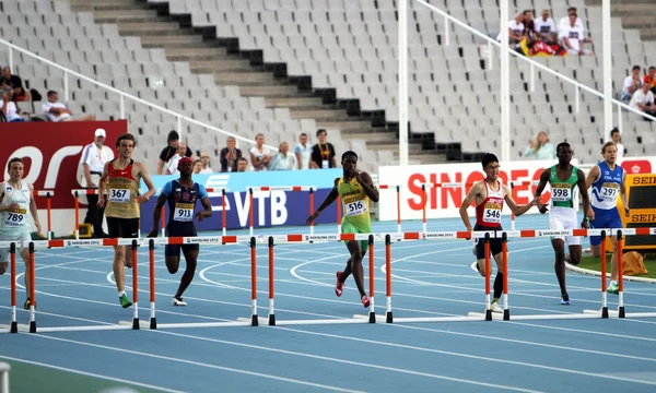 Atletas en la meta de 400 metros carrera de vallas —  Fotos de Stock