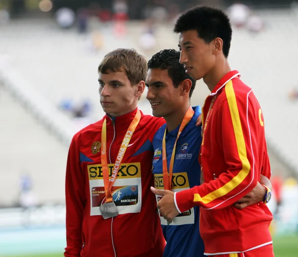 Aleksandr Ivanov, Eider Arévalo, Guanyu Su ganadores de 10.000 caminatas en el podio en el Campeonato Mundial Juvenil de Atletismo 2012 de la IAAF el 13 de julio de 2012 en Barcelona, España — Foto de Stock