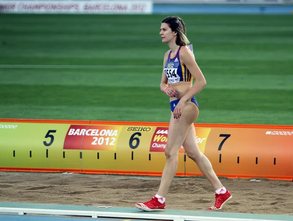Alina Rotaru de Rumania compite en el Campeonato Mundial Junior de salto de longitud de la IAAF el 13 de julio de 2012 en Barcelona, España . — Foto de Stock